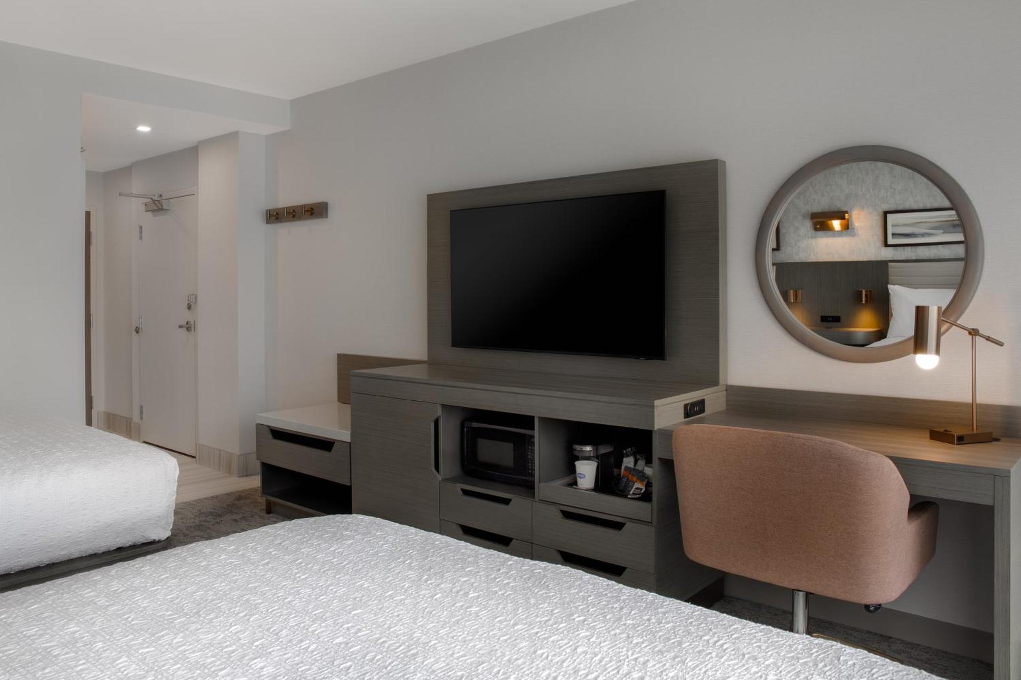 Hampton Inn By Hilton Winnipeg Downtown Екстериор снимка