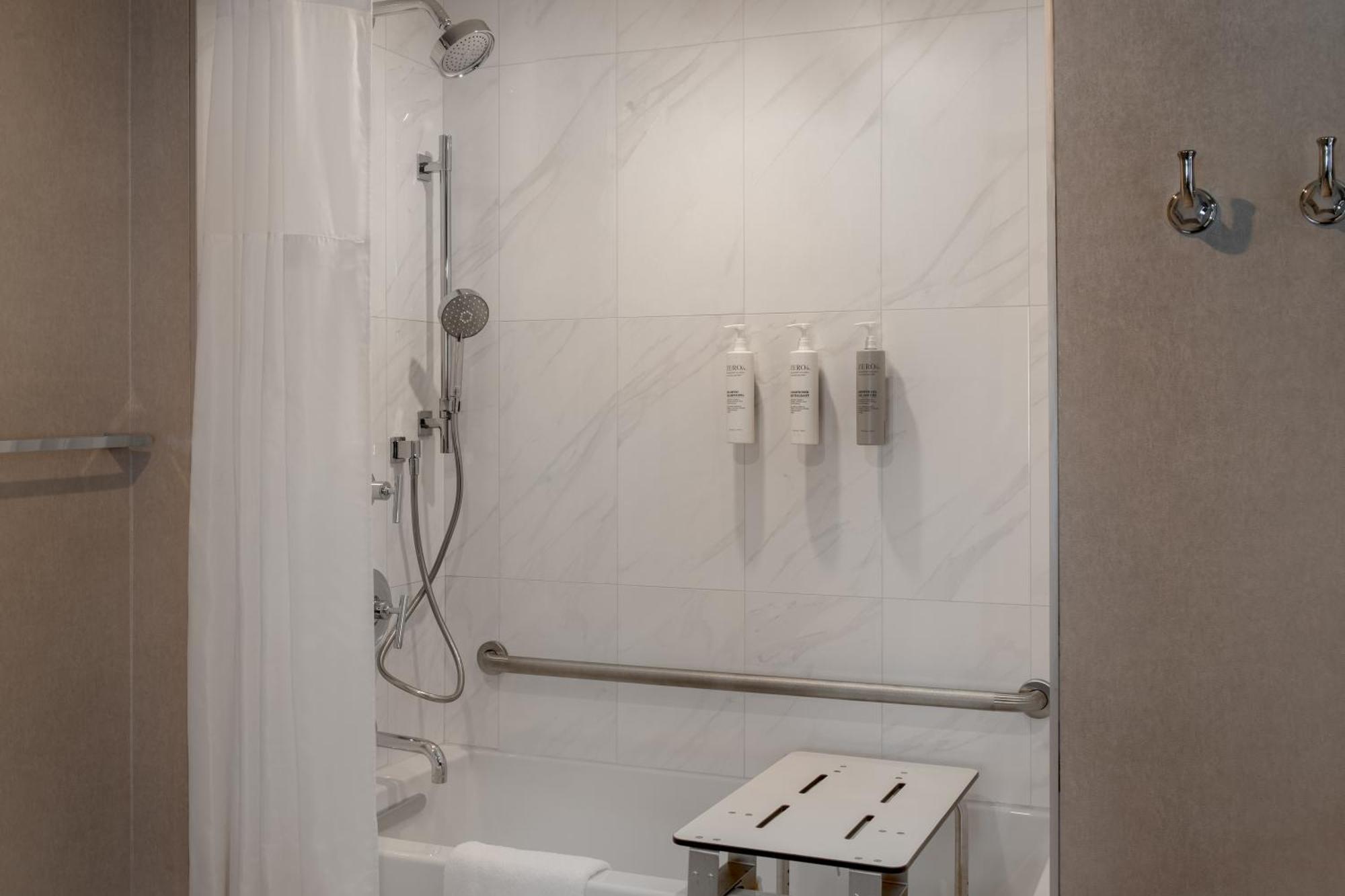 Hampton Inn By Hilton Winnipeg Downtown Екстериор снимка