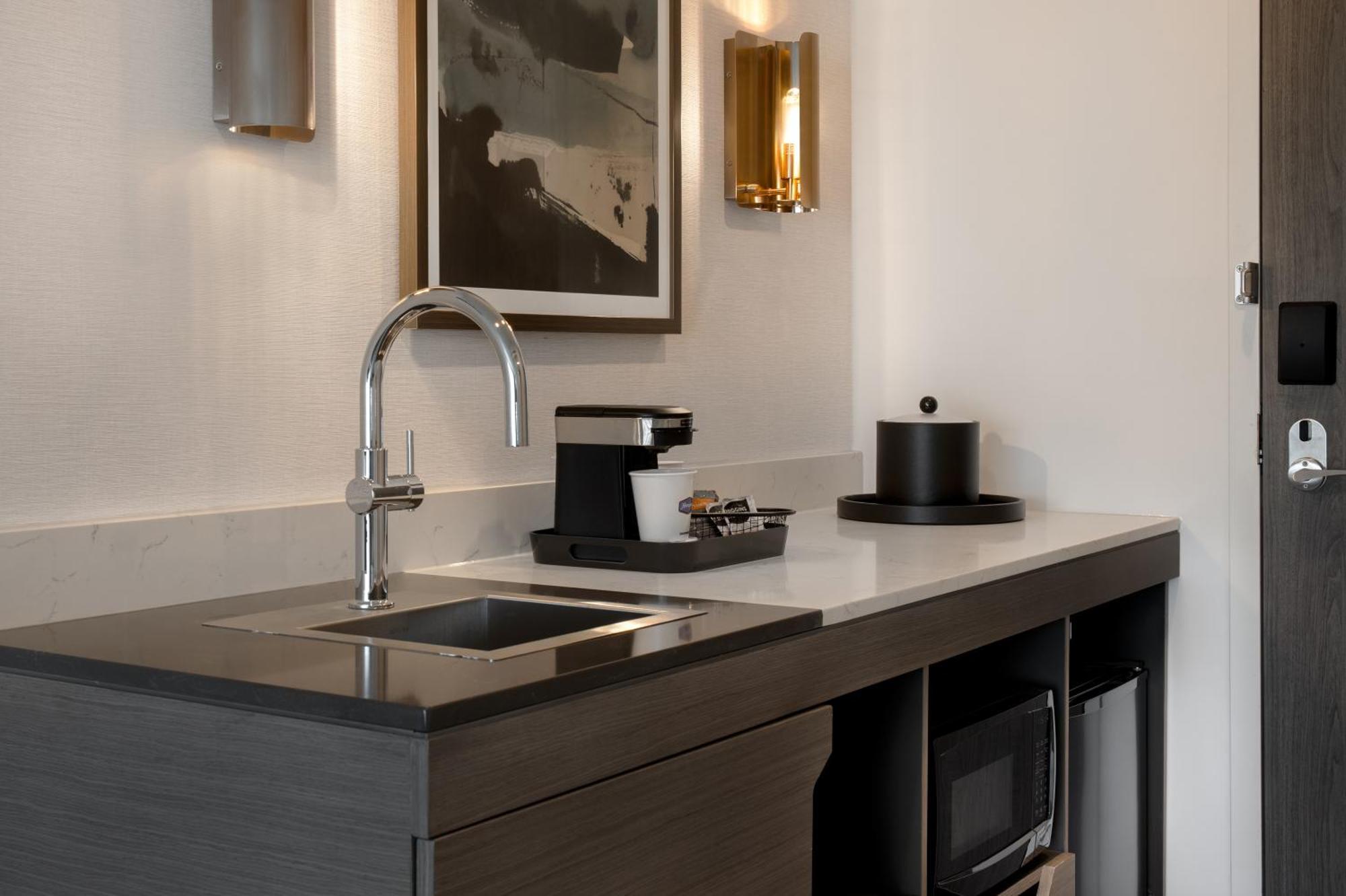 Hampton Inn By Hilton Winnipeg Downtown Екстериор снимка