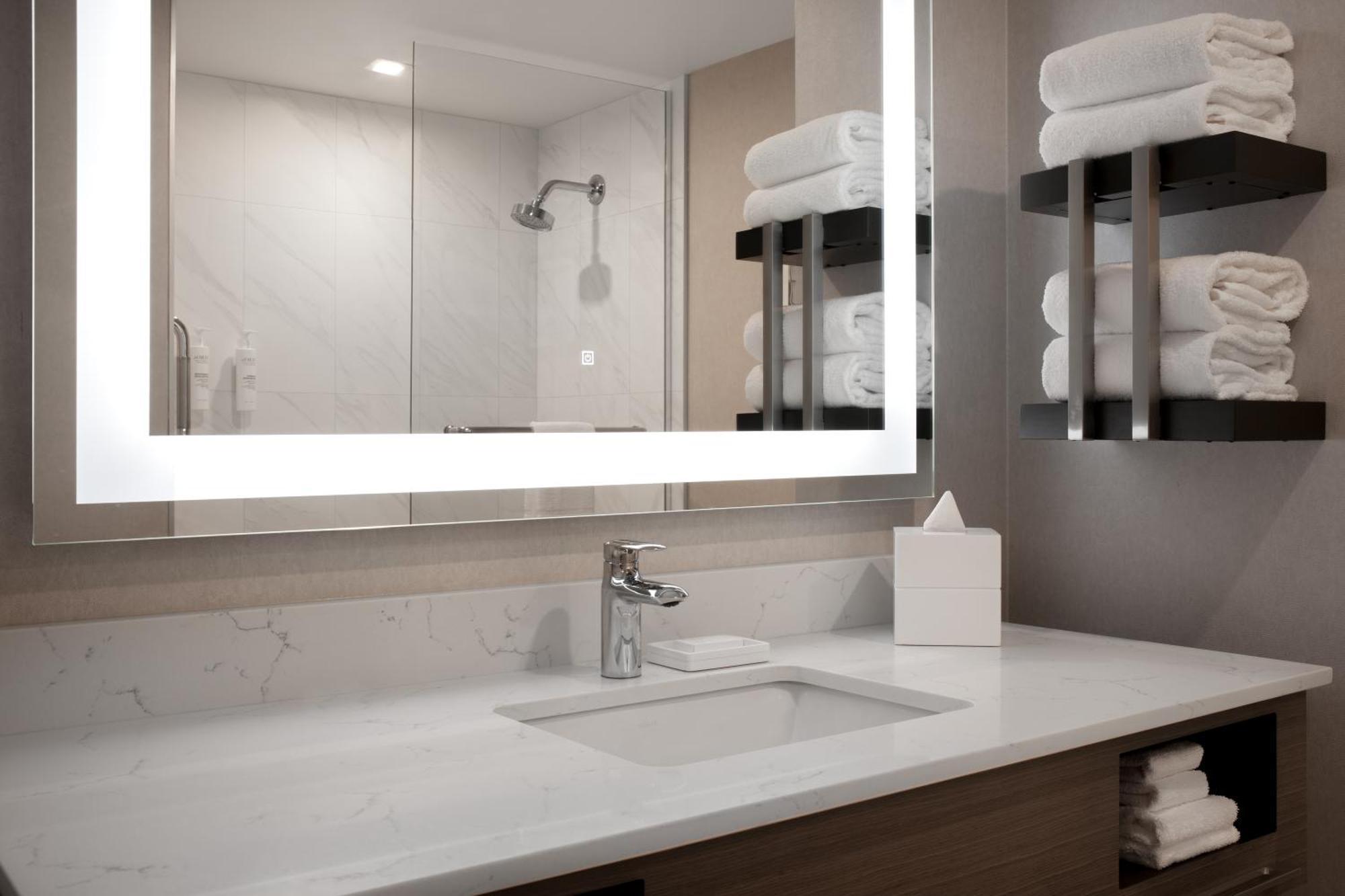 Hampton Inn By Hilton Winnipeg Downtown Екстериор снимка