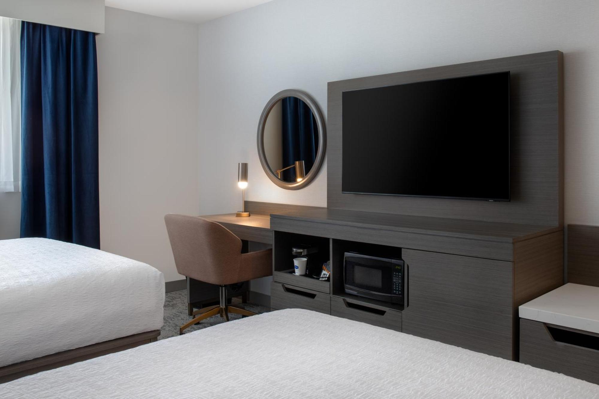 Hampton Inn By Hilton Winnipeg Downtown Екстериор снимка