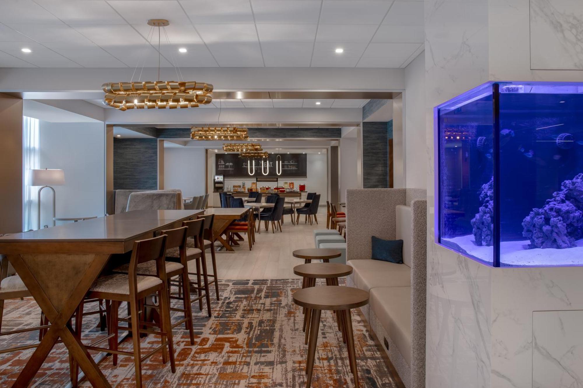 Hampton Inn By Hilton Winnipeg Downtown Екстериор снимка