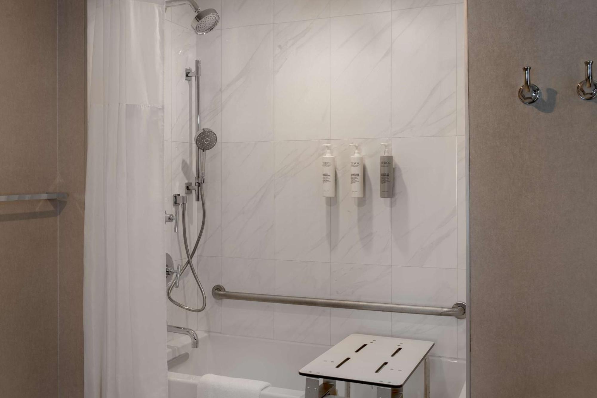 Hampton Inn By Hilton Winnipeg Downtown Екстериор снимка