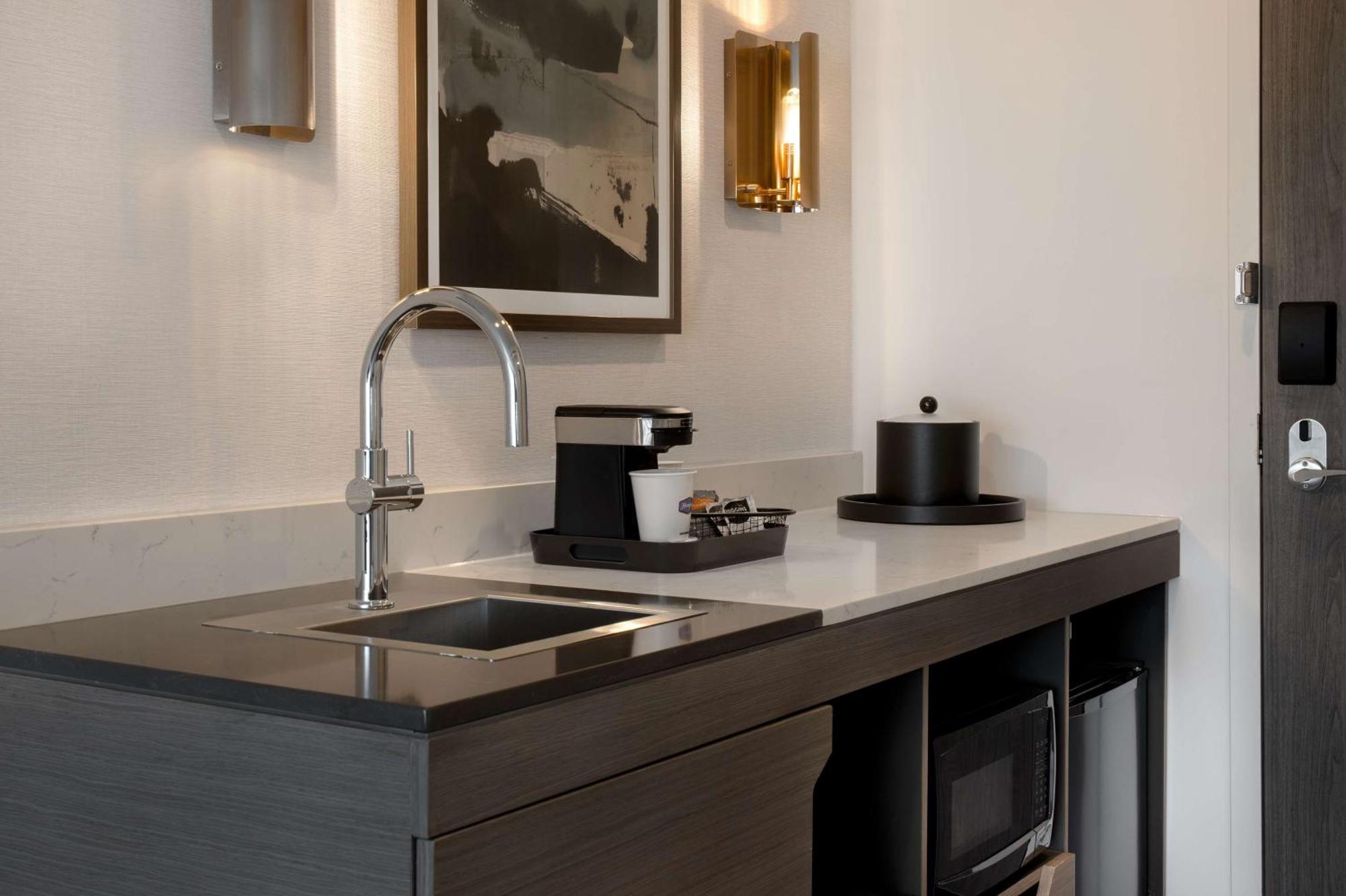 Hampton Inn By Hilton Winnipeg Downtown Екстериор снимка